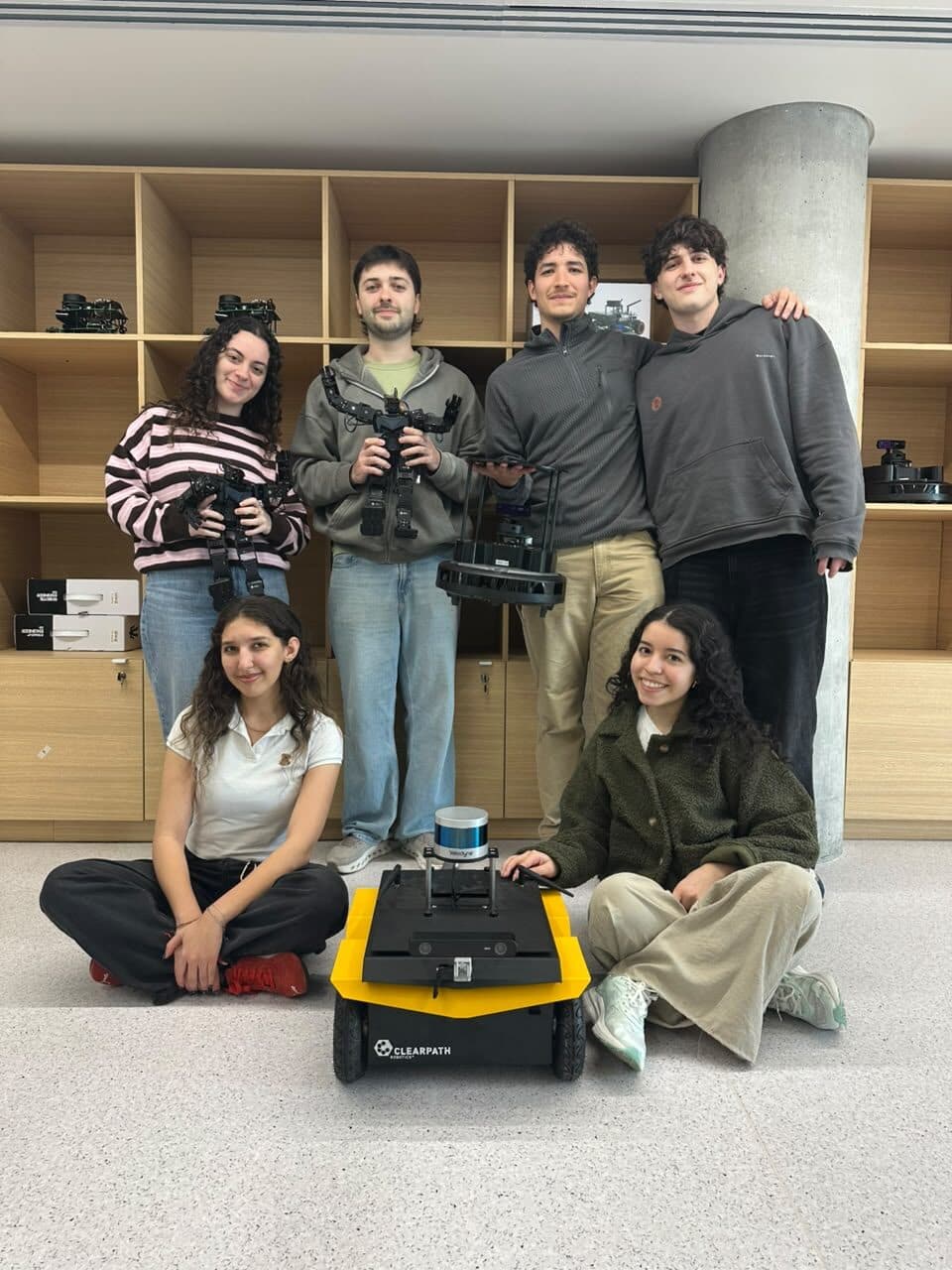 Fundadores del AIR Club UdeSA con sus robots